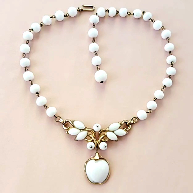 （画像用） ヴィンテージ　トリファリ ミルクガラスの林檎