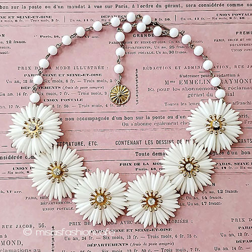 （画像用） ヴィンテージアクセサリー 白いお花　ネックレス