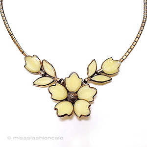 （画像用） Trifari　 トリファリ ガラス花ネックレス