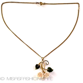 （画像用） 珊瑚・翡翠のローズ バラの花ネックレス