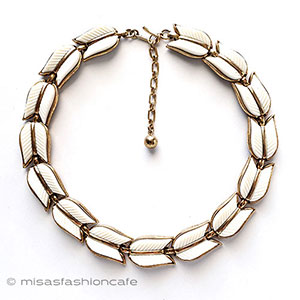 （画像用） Trifari　 トリファリ 白い羽ネックレス