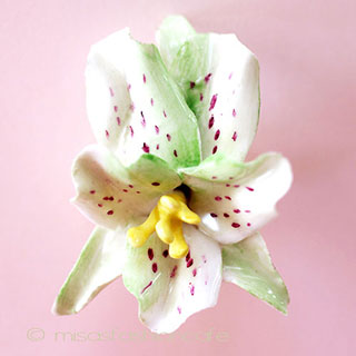 （画像用） 英国製　ブローチ ポーセリン　ユリの花