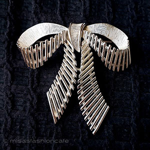 （画像用） Trifari　 トリファリ 銀リボン　ブローチ