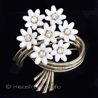 （画像用） ＣＯＲＯ　ブローチ ホワイトブーケ