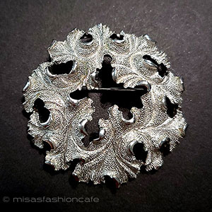 （画像用） Trifari　 トリファリ 銀葉リース　ブローチ