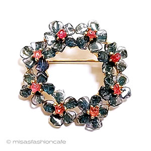 （画像用） SWOBODA花ブローチ 天然石のフラワーリース