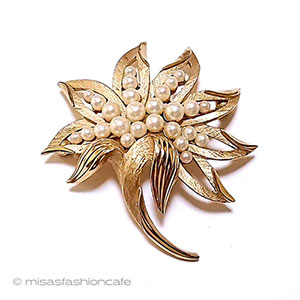 （画像用） Trifari　 トリファリ パール花　 ブローチ