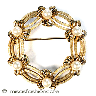 （画像用） Trifariトリファリブローチ パールのリボンリース