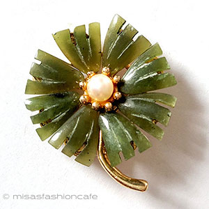 （画像用） SWOBODA刻印スワボダ 真珠・翡翠花ブローチ