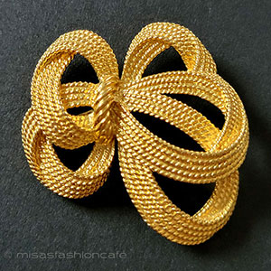 （画像用） Trifari　 トリファリ 金リボン　ブローチ