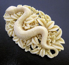 （画像用） 蛇と花畑　ブローチ