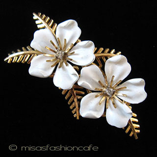 （画像用） Ｔｒｉｆａｒｉ　 トリファリ 白花ブーケ　 ブローチ