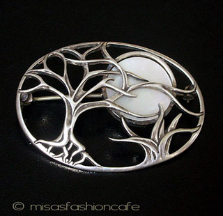 （画像用） マザーオブパールの満月 銀製　夜の森ブローチ