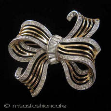 （画像用） クラウントリファリ　 Trifariリボンブローチ