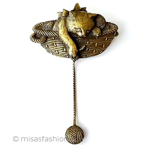 （画像用） ヴィンテージアクセサリー ねこ＆揺れる毛糸ブローチ