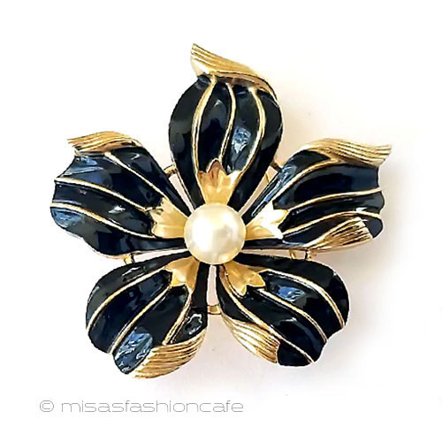 （画像用） Trifari　 トリファリ パールのお花ブローチ