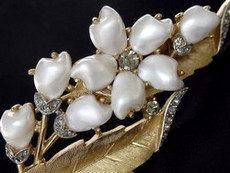（画像用） クラウンTrifari　 パール花ブローチ