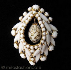 （画像用） ミルクガラス　ブローチ