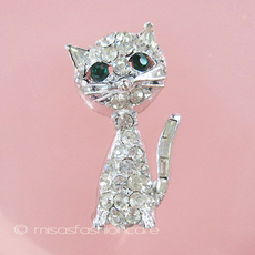 （画像用） クリスタル猫ねこブローチ