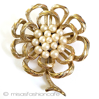 （画像用） Ｔｒｉｆａｒｉ　 トリファリ パールのお花　ブローチ