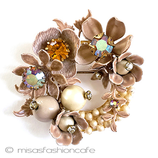 （画像用） エナメル・RS・パール お花リースブローチ