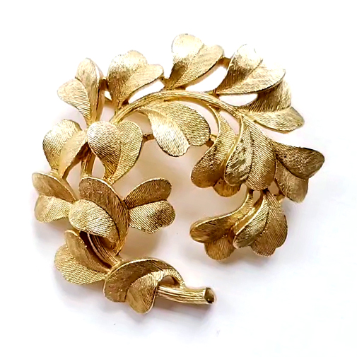 （画像用） TRIFARI　トリファリ 金の葉　ブローチ