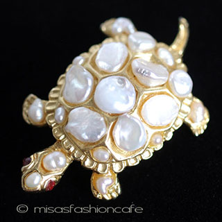 （画像用） ＳＷＯＢＯＤＡ・スワボダ 真珠・ルビーの亀ブローチ