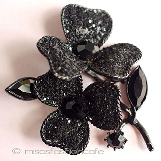 （画像用） Blackすみれの花　ブローチ