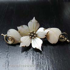 （画像用） 天然MOパール花ブローチ