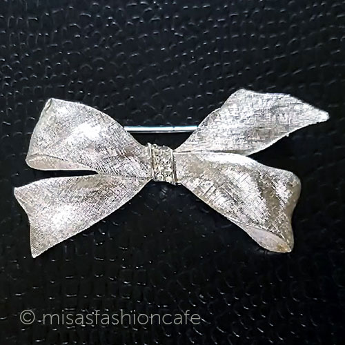 （画像用） Trifari　 トリファリ 銀リボン　ブローチ