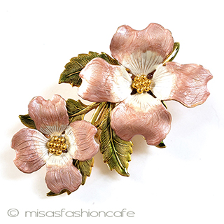 （画像用） ハナミズキの花　ブローチ