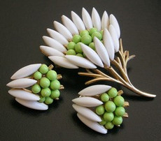 （画像用） クラウンTrifari　ブローチ＆イヤリングセット