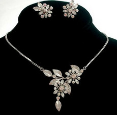 （画像用） ホワイトゴールドKrementz ネックレス＆イヤリングセット