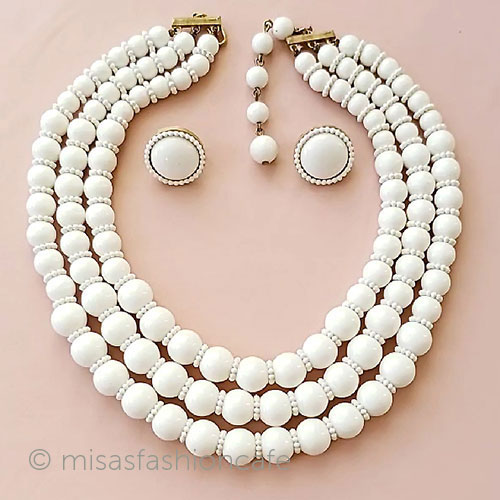 （画像用） ヴィンテージ　TRIFARI トリファリ白３連セット