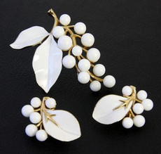 （画像用） クラウンTrifari　 ブローチ・イヤリングセット