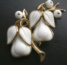 （画像用） Trifari洋梨ブローチ