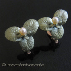 （画像用） マイケルミショー　真珠 睡蓮の花イヤリング