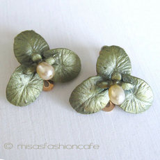 （画像用） マイケルミショー　真珠 睡蓮の花イヤリング