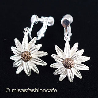 （画像用） ピアス　または　クリップ デイジーの花