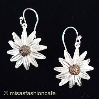 （画像用） ピアス　または　クリップ デイジーの花