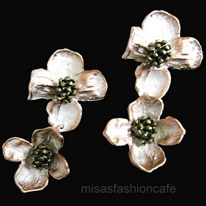 （画像用） マイケルミショー ピアス ハナミズキの花