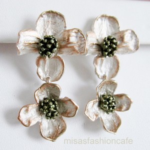 （画像用） マイケルミショー ピアス ハナミズキの花