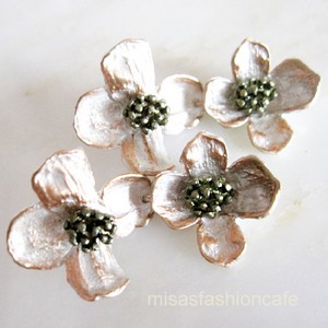 （画像用） マイケルミショー ピアス ハナミズキの花