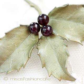 （画像用） マイケルミショー ブローチ 天然石ガーネットのヒイラギ