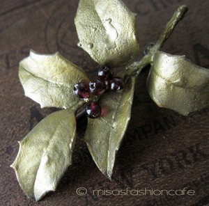 （画像用） マイケルミショー ブローチ ヒイラギ（ポインセチア）