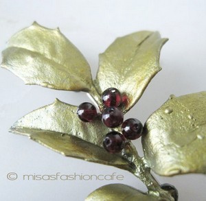 （画像用） マイケルミショー ブローチ ヒイラギ（ポインセチア）