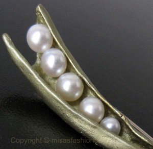 （画像用） マイケルミショーブローチ 5真珠 さやえんどう豆