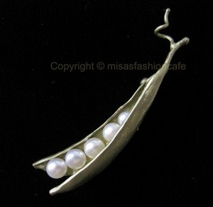 （画像用） マイケルミショーブローチ 5真珠 さやえんどう豆