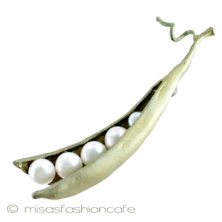 （画像用） マイケルミショーブローチ 5真珠 さやえんどう豆