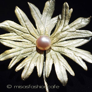 （画像用） マイケルミショー ブローチ 真珠　ゼラニウムの花